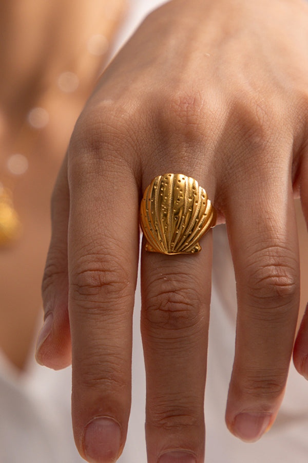 Fashionable and Luxurious Gold Shell Open Ring