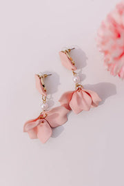 Chic and Heartfelt Flower Pearl Earrings